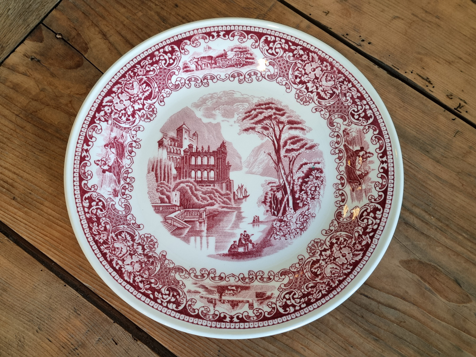 Regout Castillo Royal Sphinx rood Pannenkoekenbord | Serveerbord 28 cm