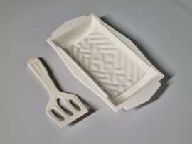 Societe Ceramique creme Aspergeschaal met bijbehorende aardewerk schep