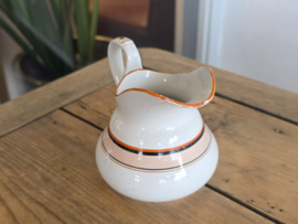 Petrus Regout Oranje met zwart Schenkkannetje