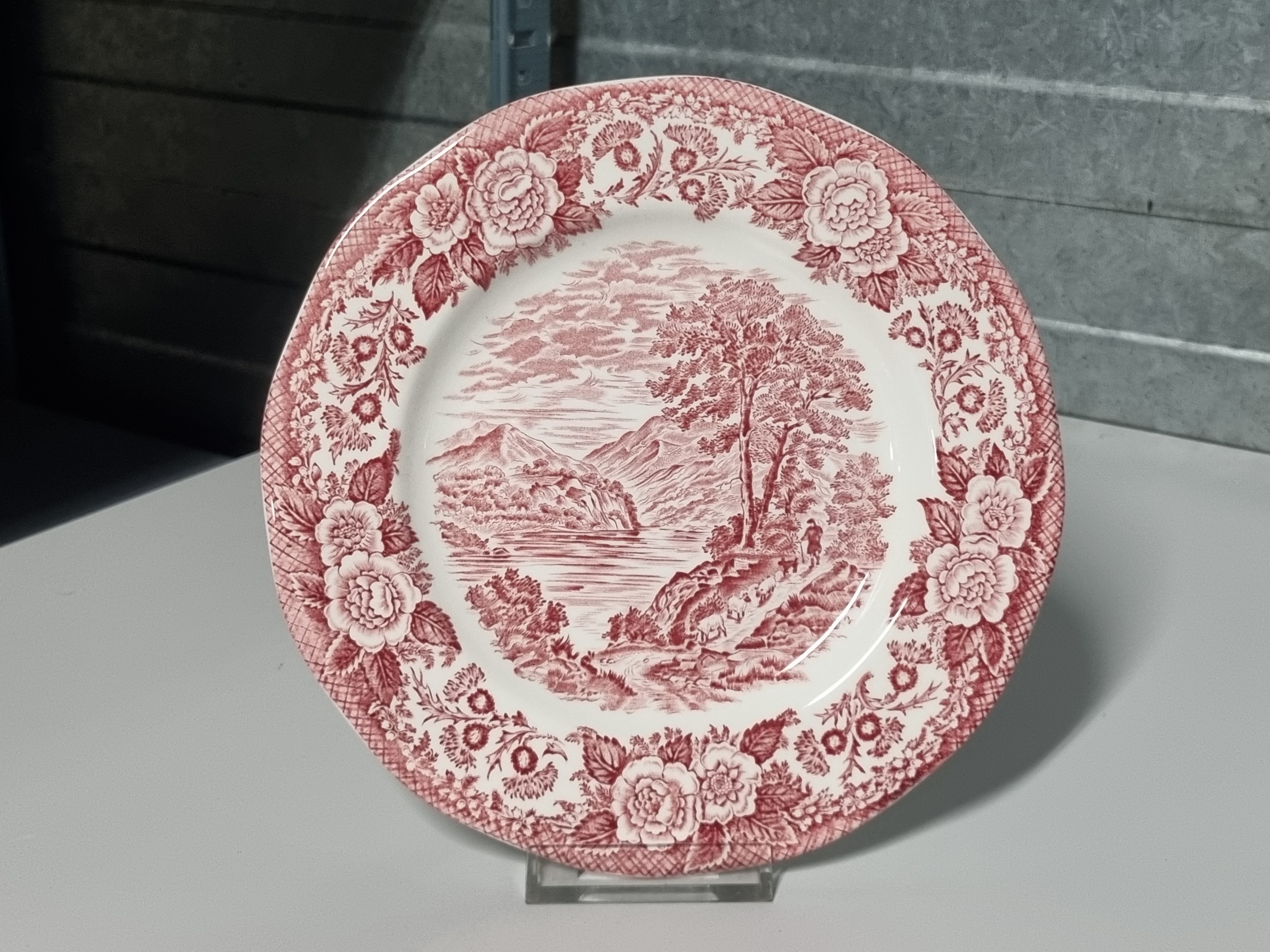 Engels rood Enoch Wedgwood Lochs of Scotland Ontbijtbordje 19,5 cm