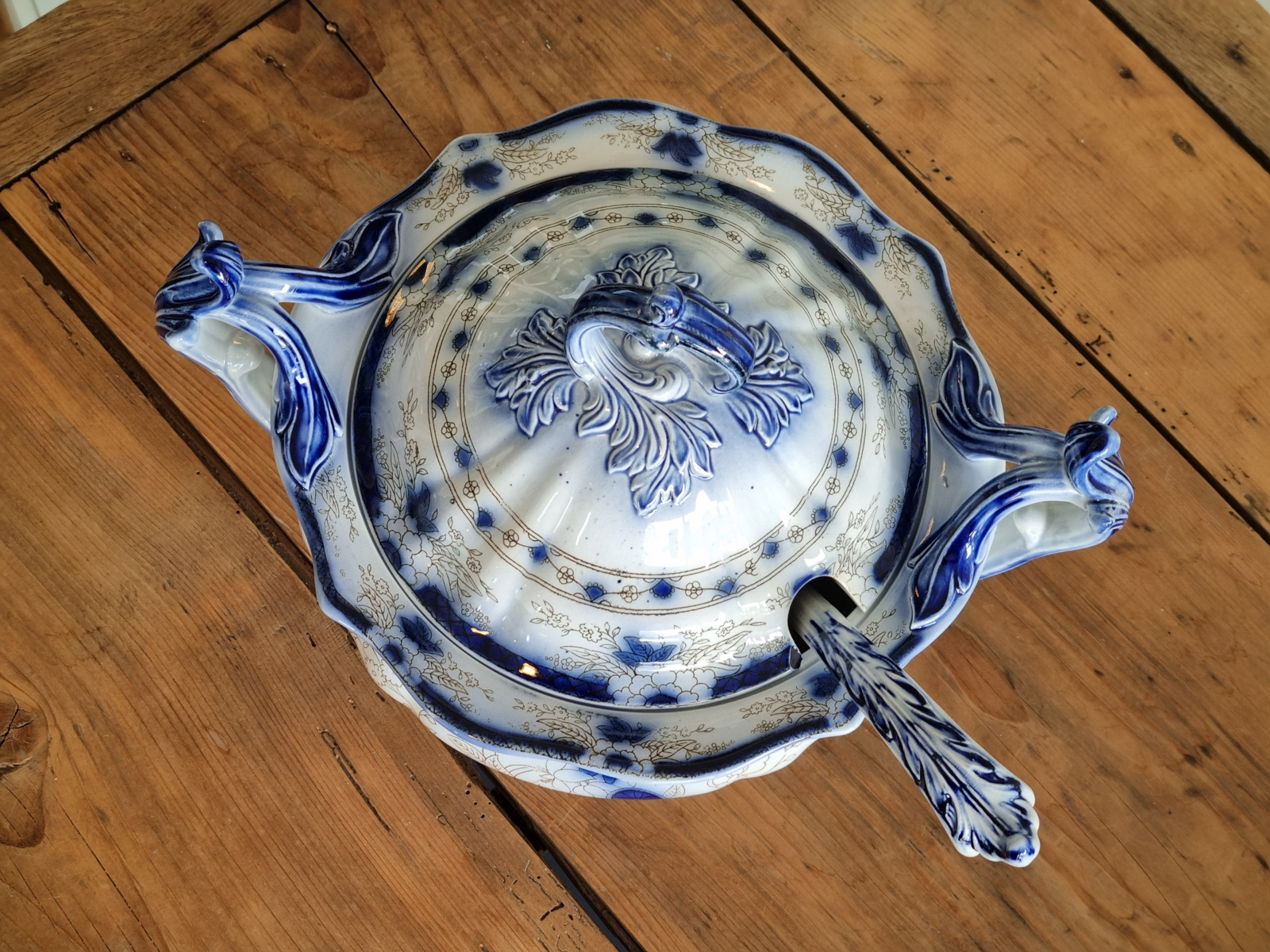 Petrus Regout Wellington decor Persian Soepterrine met aardewerk lepel