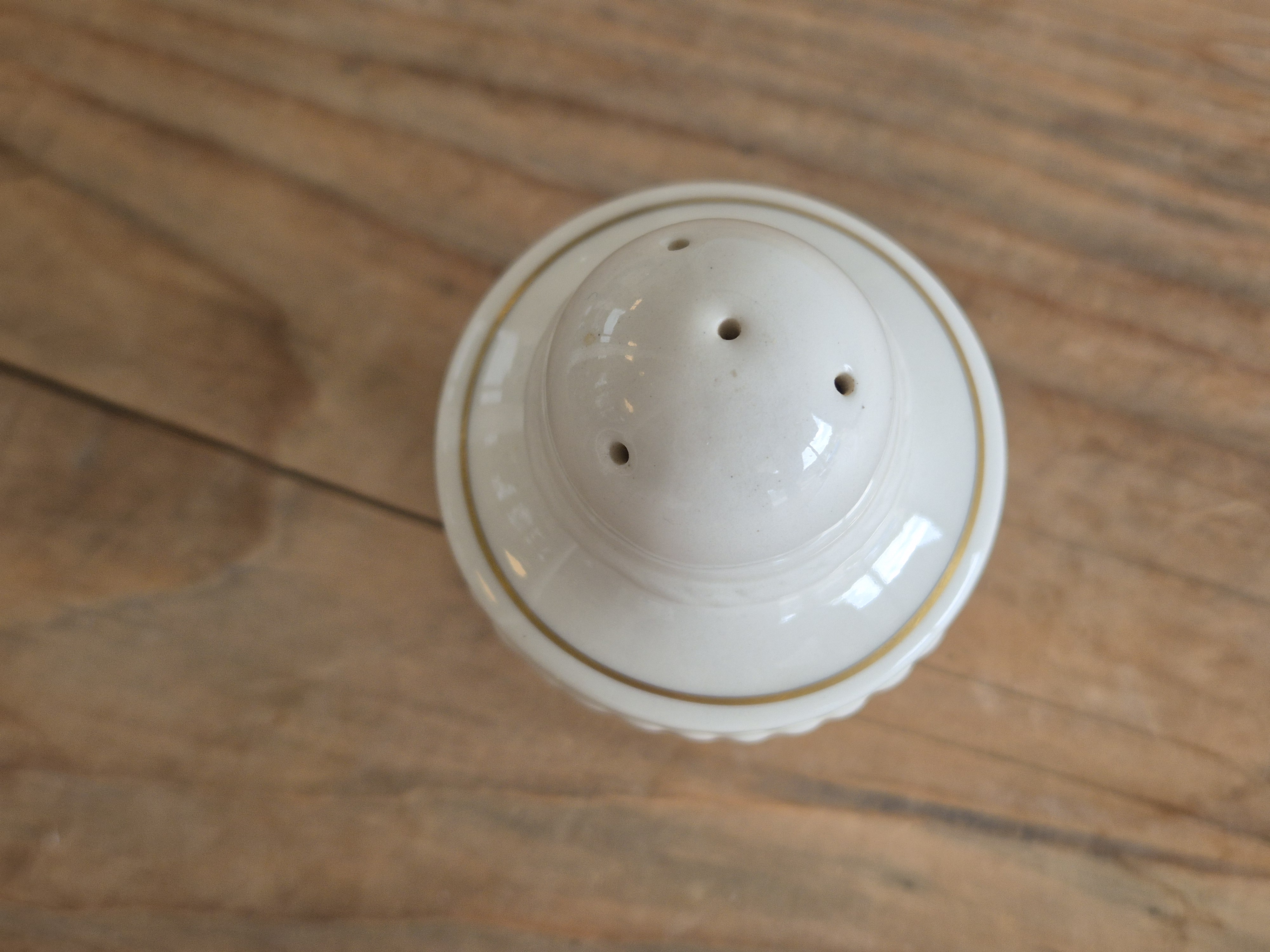 Wedgwood Edme Jubilee Goudrand Zoutvaatje 4 gaatjes