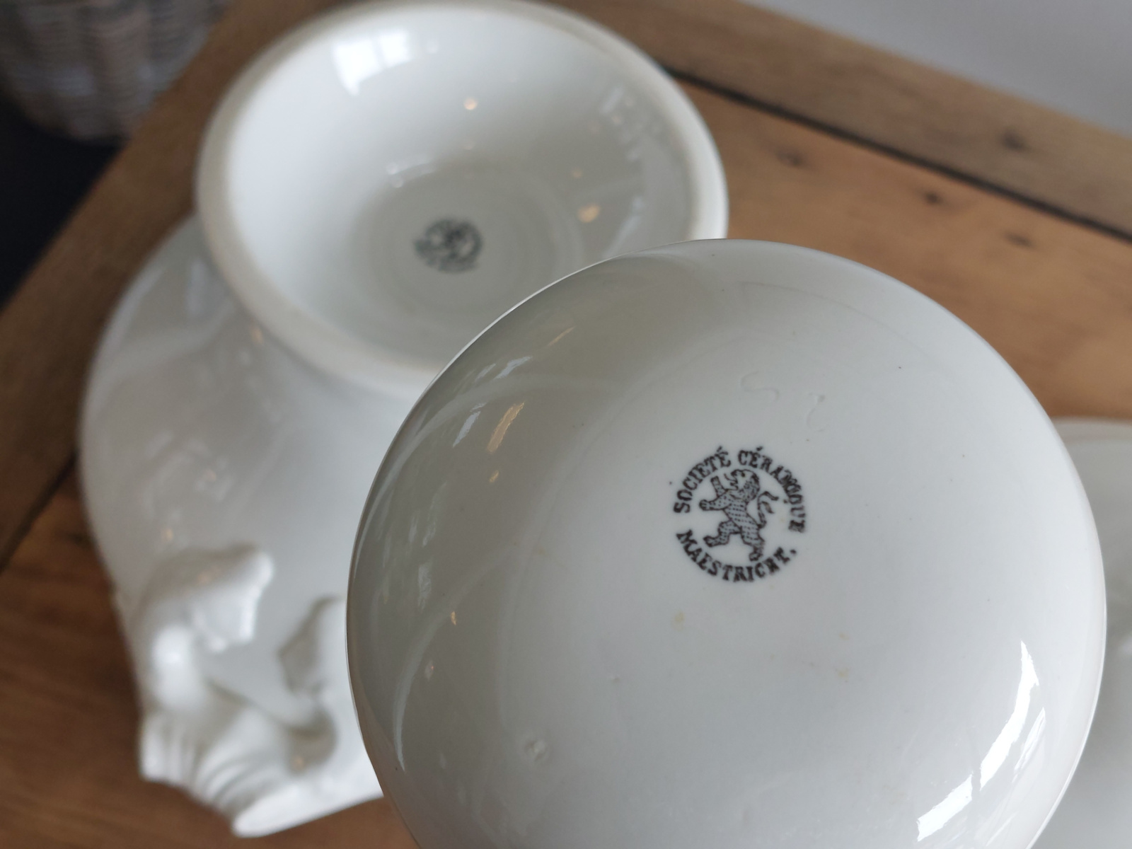 Societe Ceramique (6) wit Soepterrine met aardewerk lepel