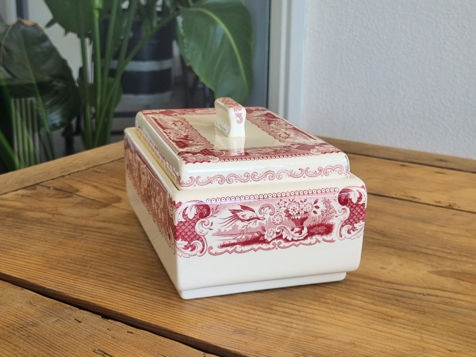 Victoria Rood Societe Ceramique Koekdoos (met schade) wit