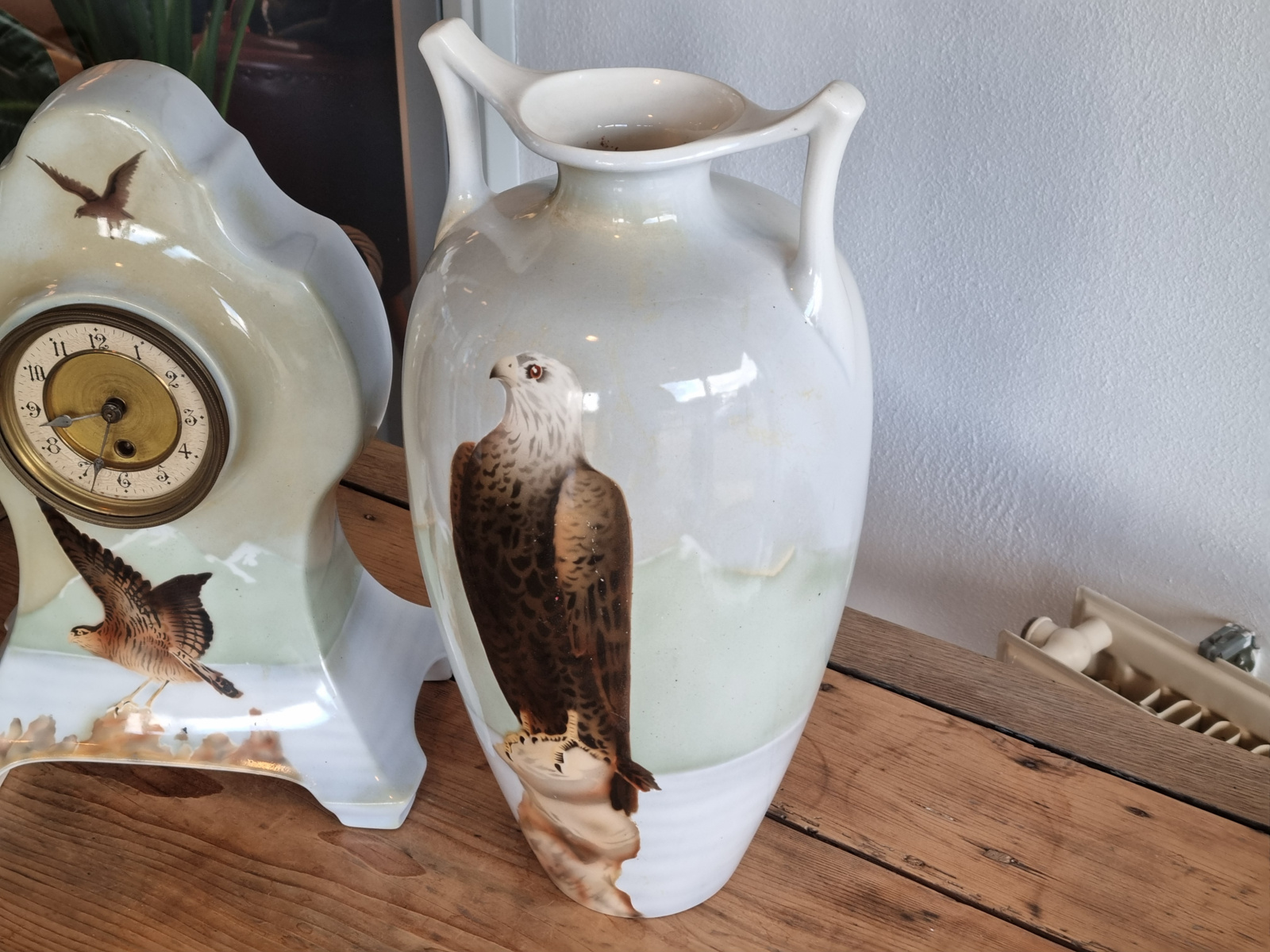 Societe Ceramique Vazen met Klok Roofvogels