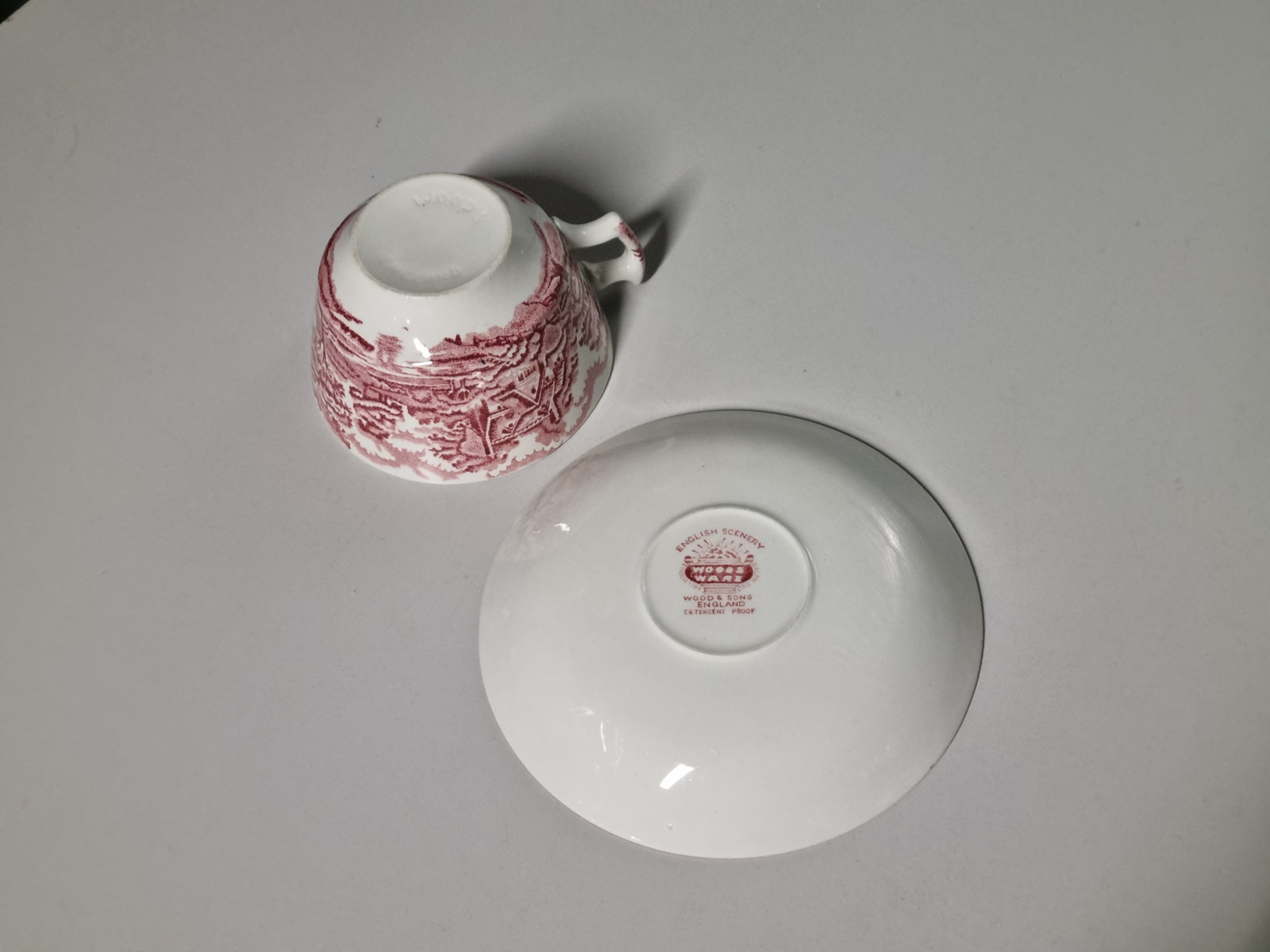 Engels rood English Scenery Woods Ware kop en schotel