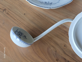 Meibloem Petrus Regout soepterrine met onderbord en lepel (hoekig model)