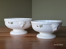 Wedgwood Moss Rose set 2x hoge ronde schaal op voet 22 cm en 20 cm (bruin stempel)