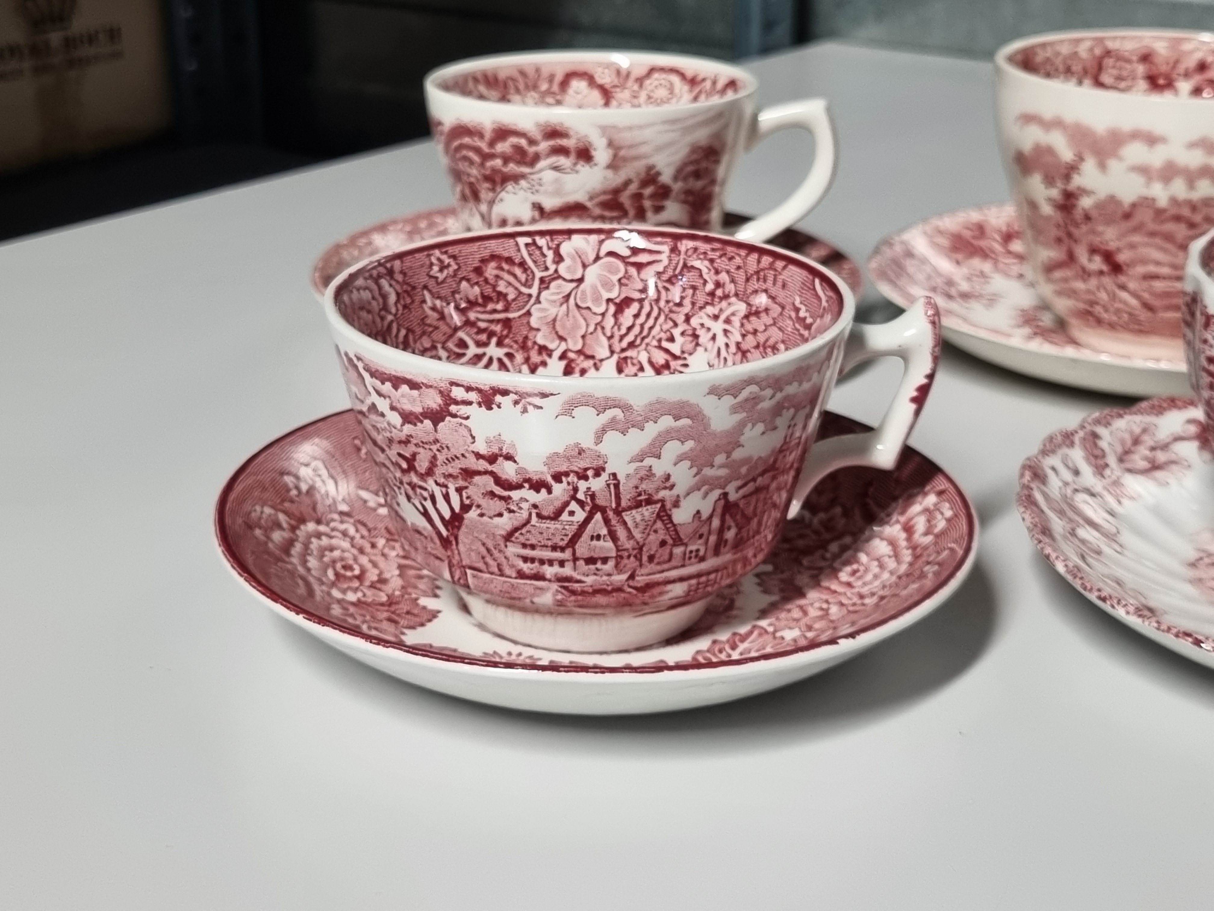 Engels rood Set 6x mix & match kop en schotel (rand met decor binnenin)
