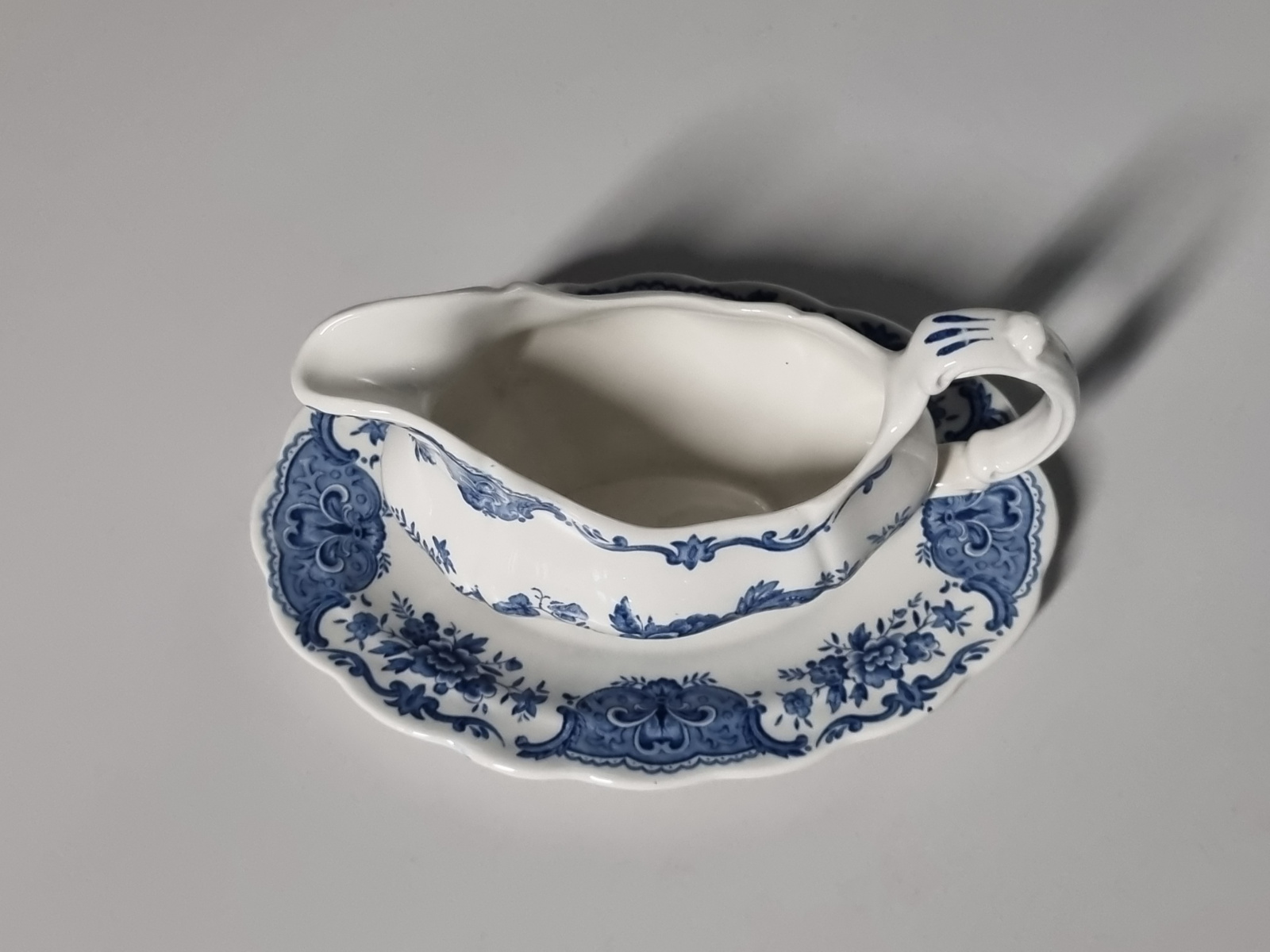 Engels Ridgway Windsor blauw Sauskom met oor op vaste onderschotel