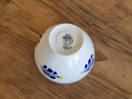 Boerenbont Boch kommetje op voet 10,5 cm met alleen blauwe bloemen (bijzondere uitgave)