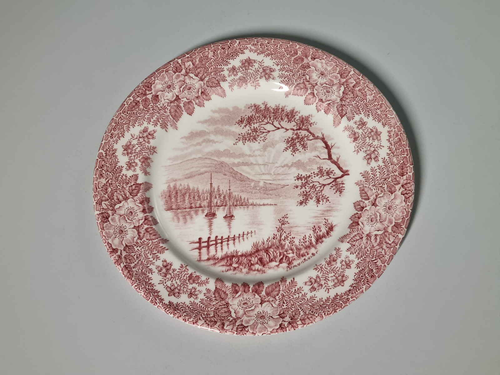 Engels rood  Ironstone EIT Ltd England Dinerbord 25 cm (zeilbootjes)
