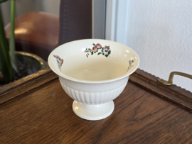 Wedgwood Conway Sherbetcup (zeldzaam met bloemenrand binnenin)