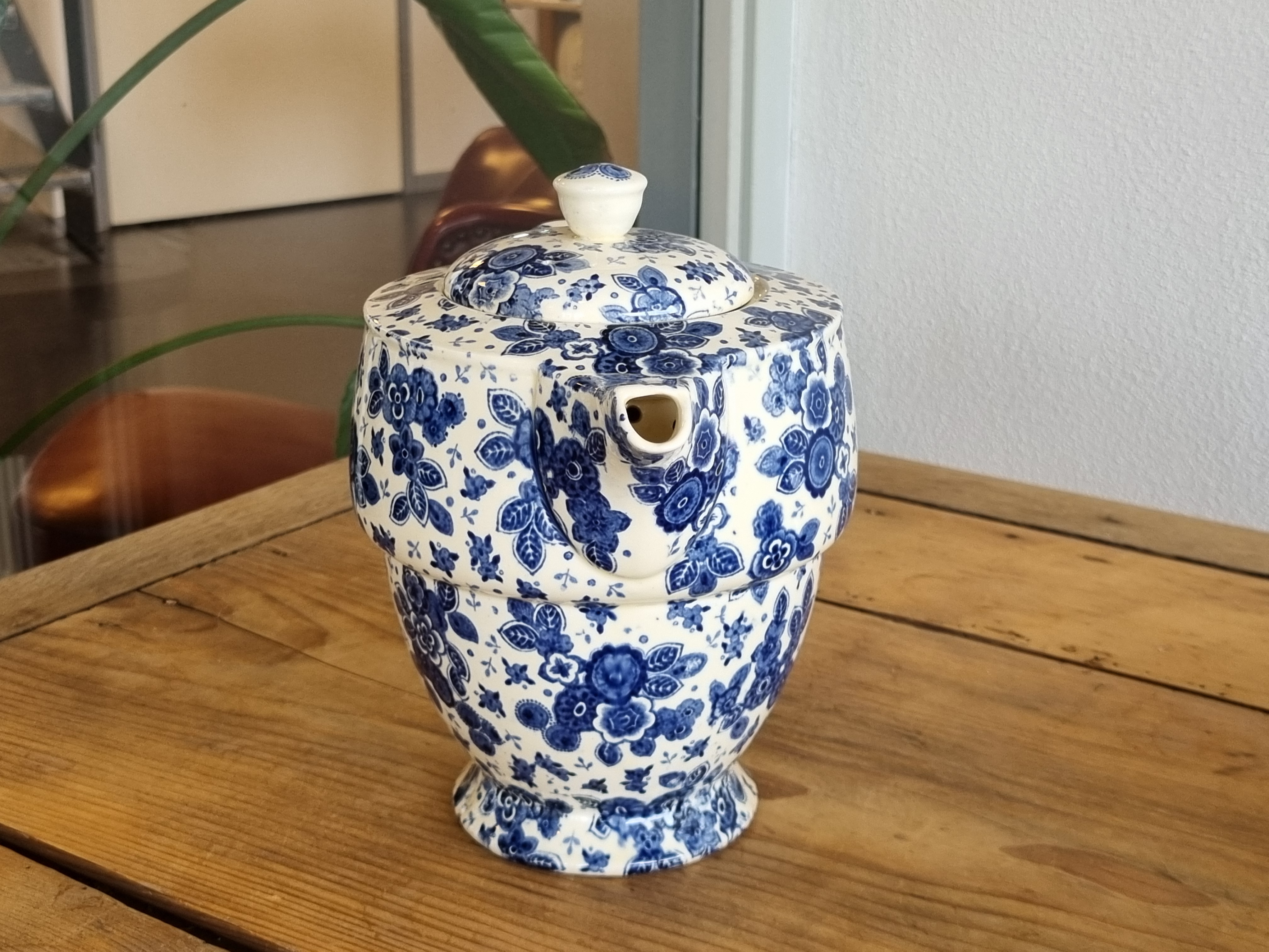 Verkocht = Beatrix Societe Ceramique Koffiepot model art deco