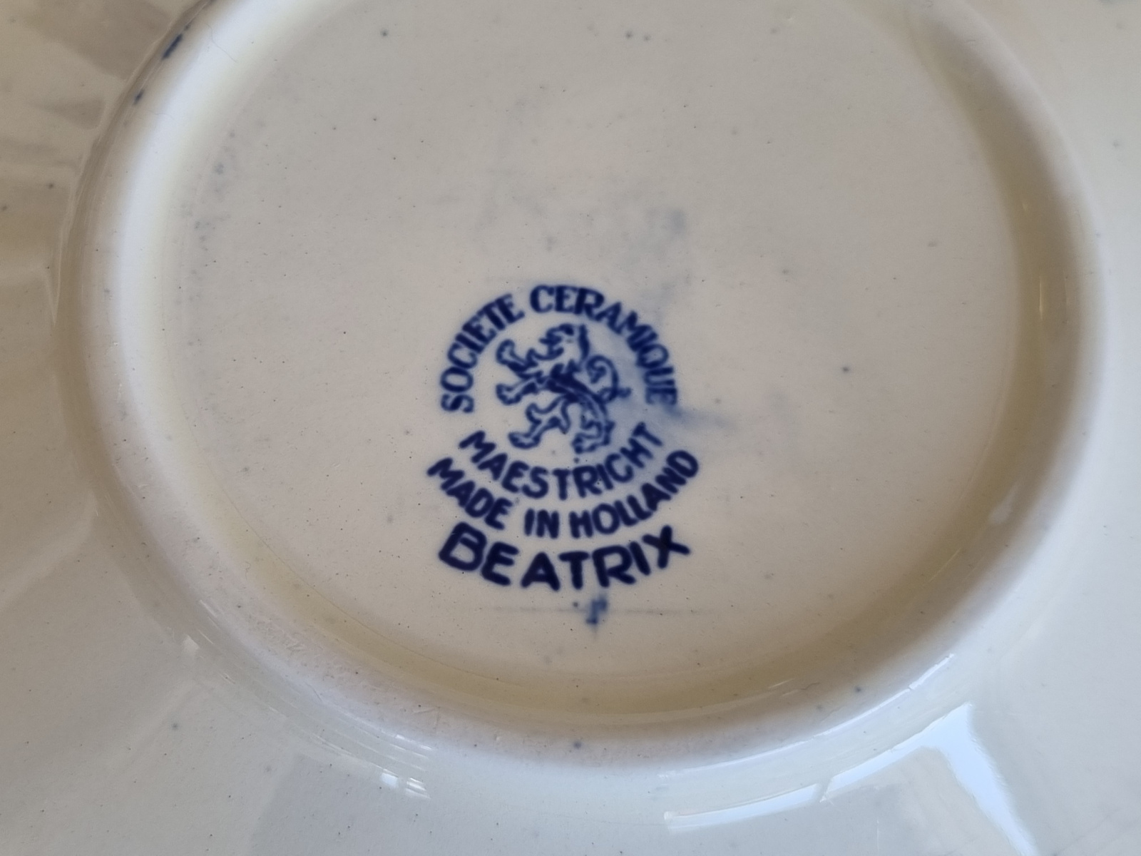 Beatrix Societe Ceramique Koffie Kop en schotel met wit oortje