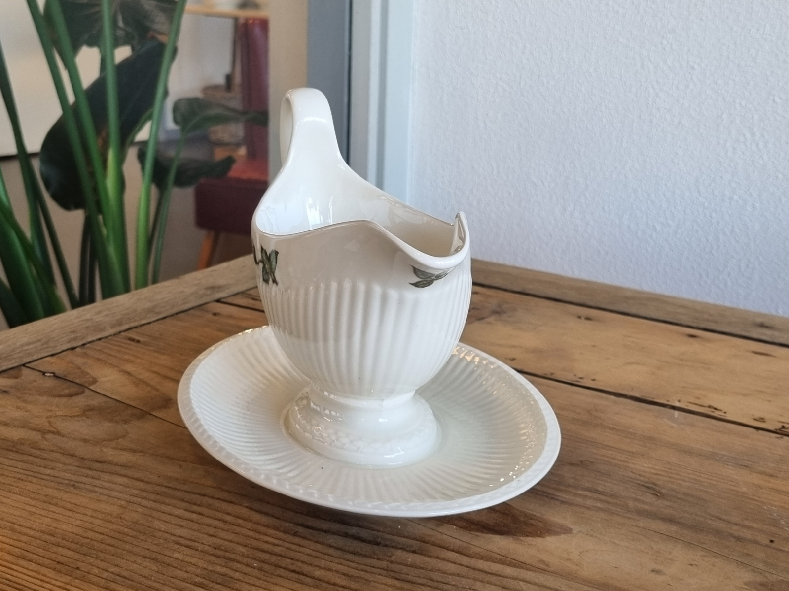Wedgwood Moss Rose sauskom op vaste onderschotel