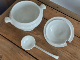 Societe Ceramique (5) wit Soepterrine met aardewerk lepel