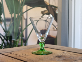 Vintage klein glas op voet groen