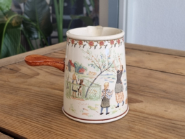 Verkocht = Frans Sarreguemines Enfants Stroopkannetje 11 cm (afb. aan tafel)