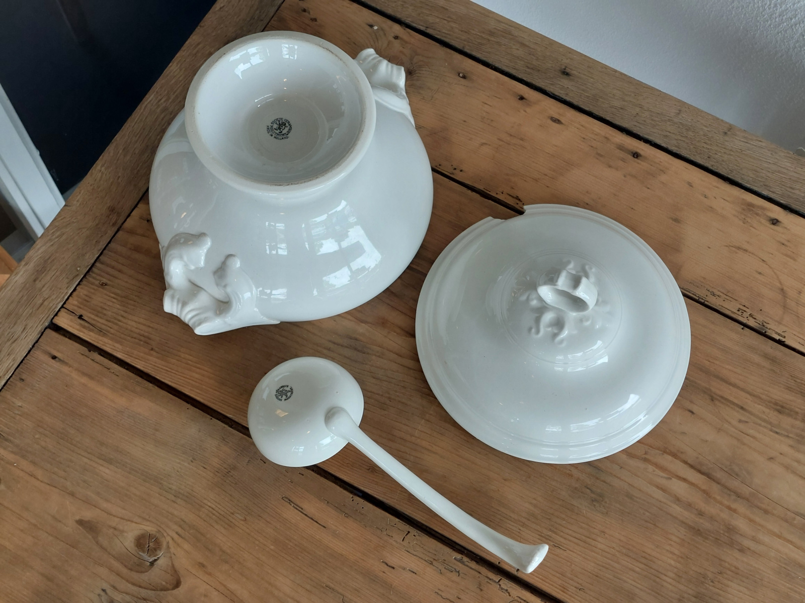 Societe Ceramique (6) wit Soepterrine met aardewerk lepel