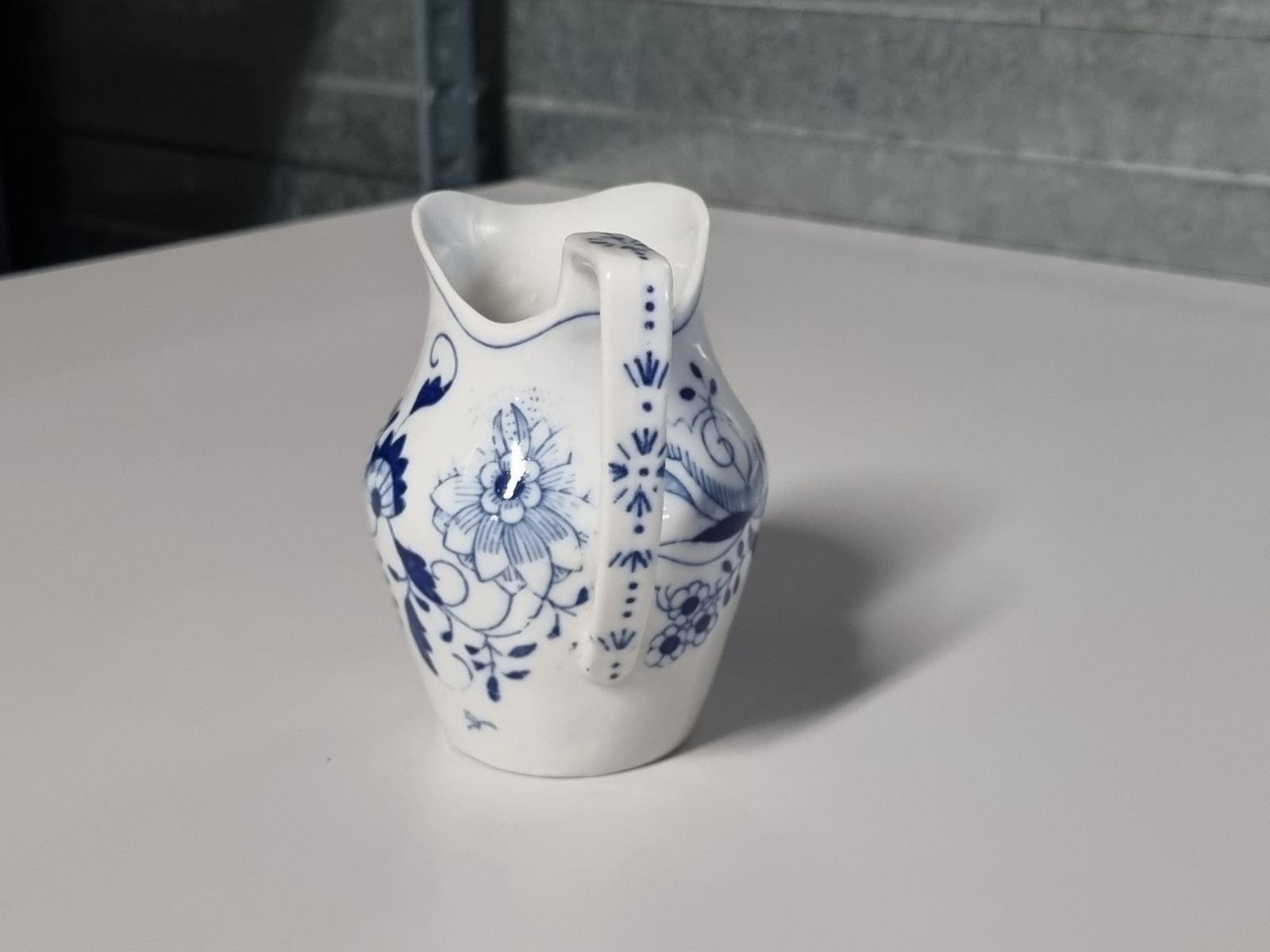 Zwiebelmuster Regout Schenkkannetje (haarlijntje)