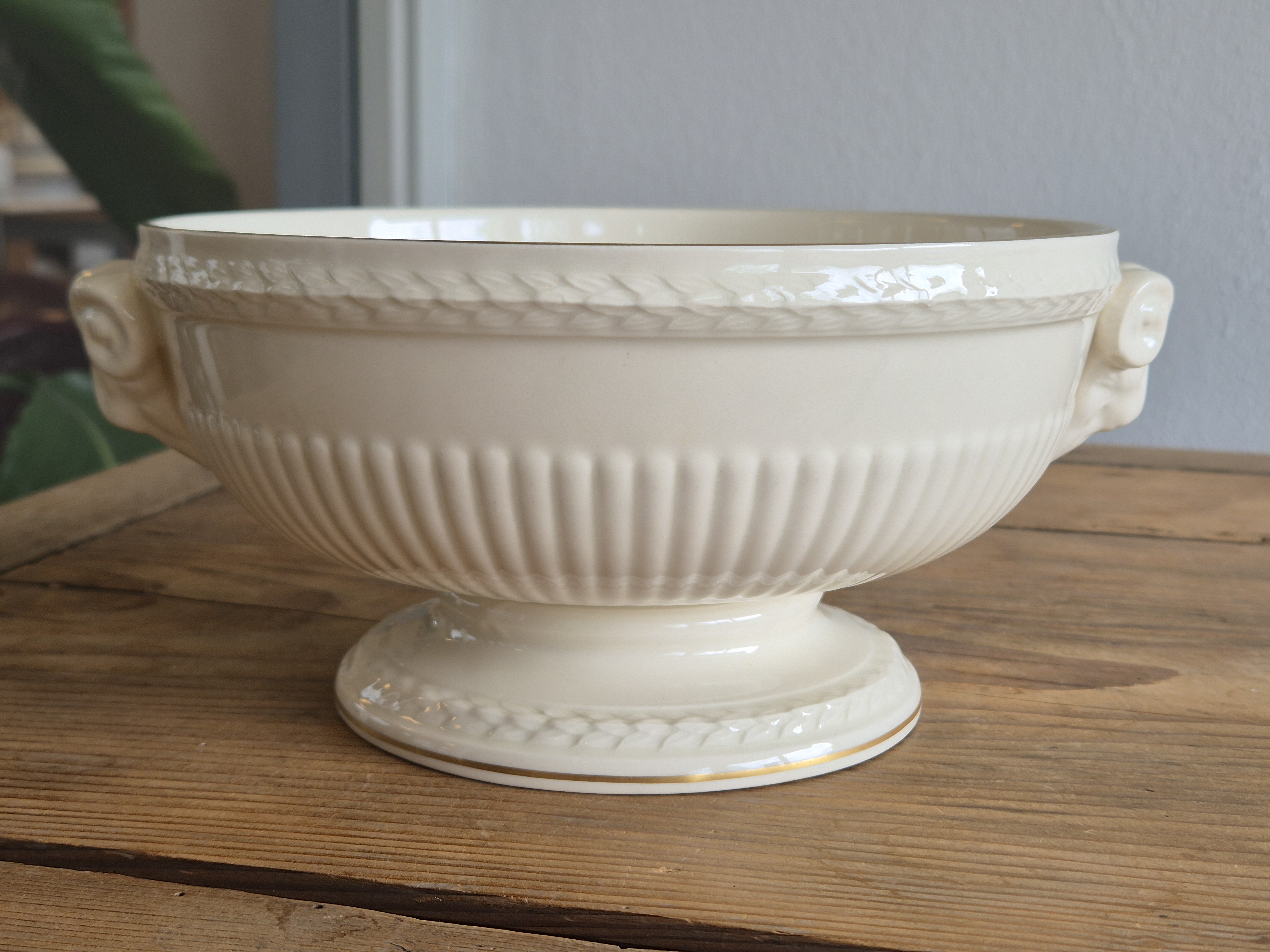 Wedgwood Edme Jubilee Goudrand hoge Schaal op voet