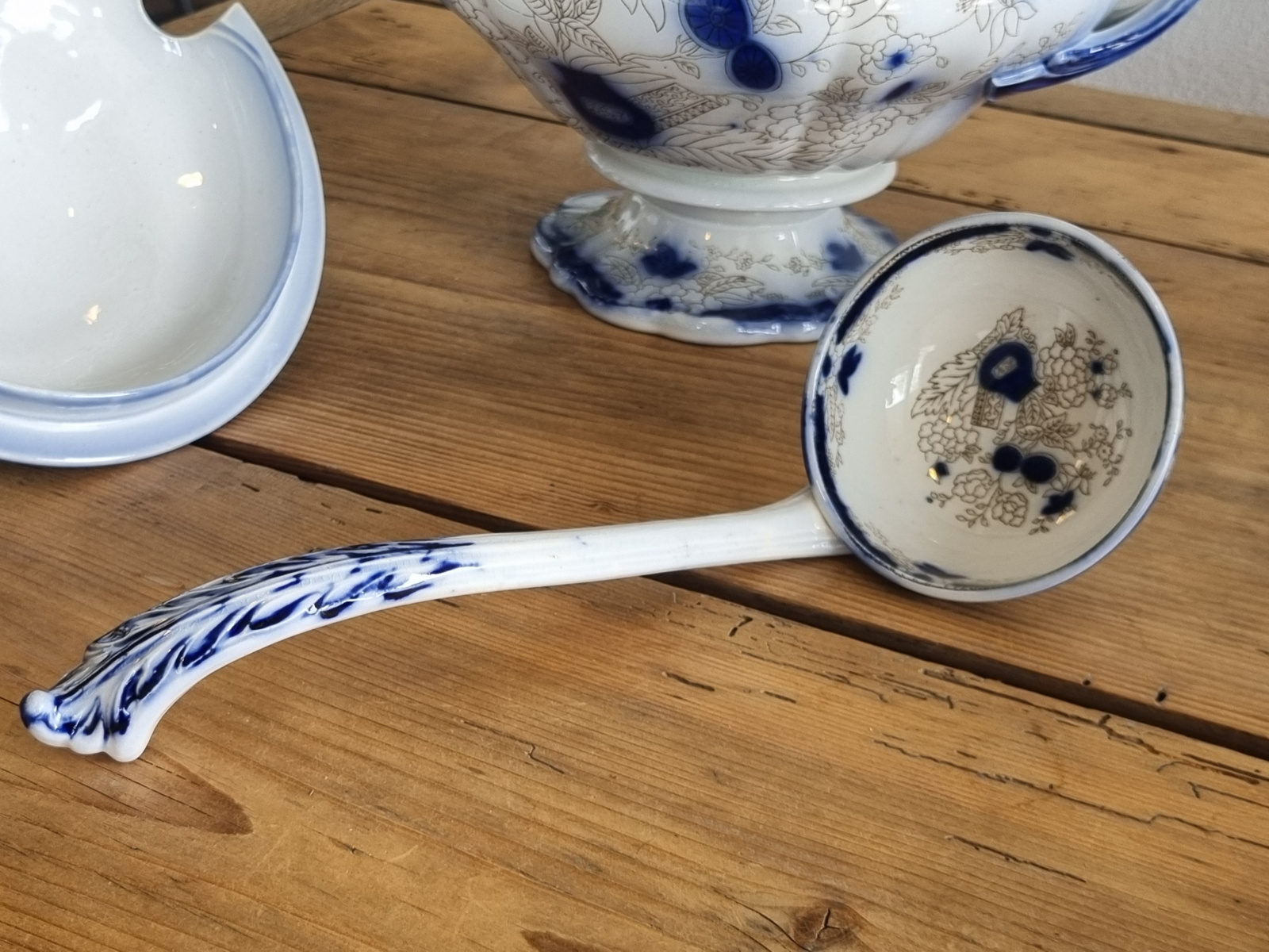 Petrus Regout Wellington decor Persian Soepterrine met aardewerk lepel