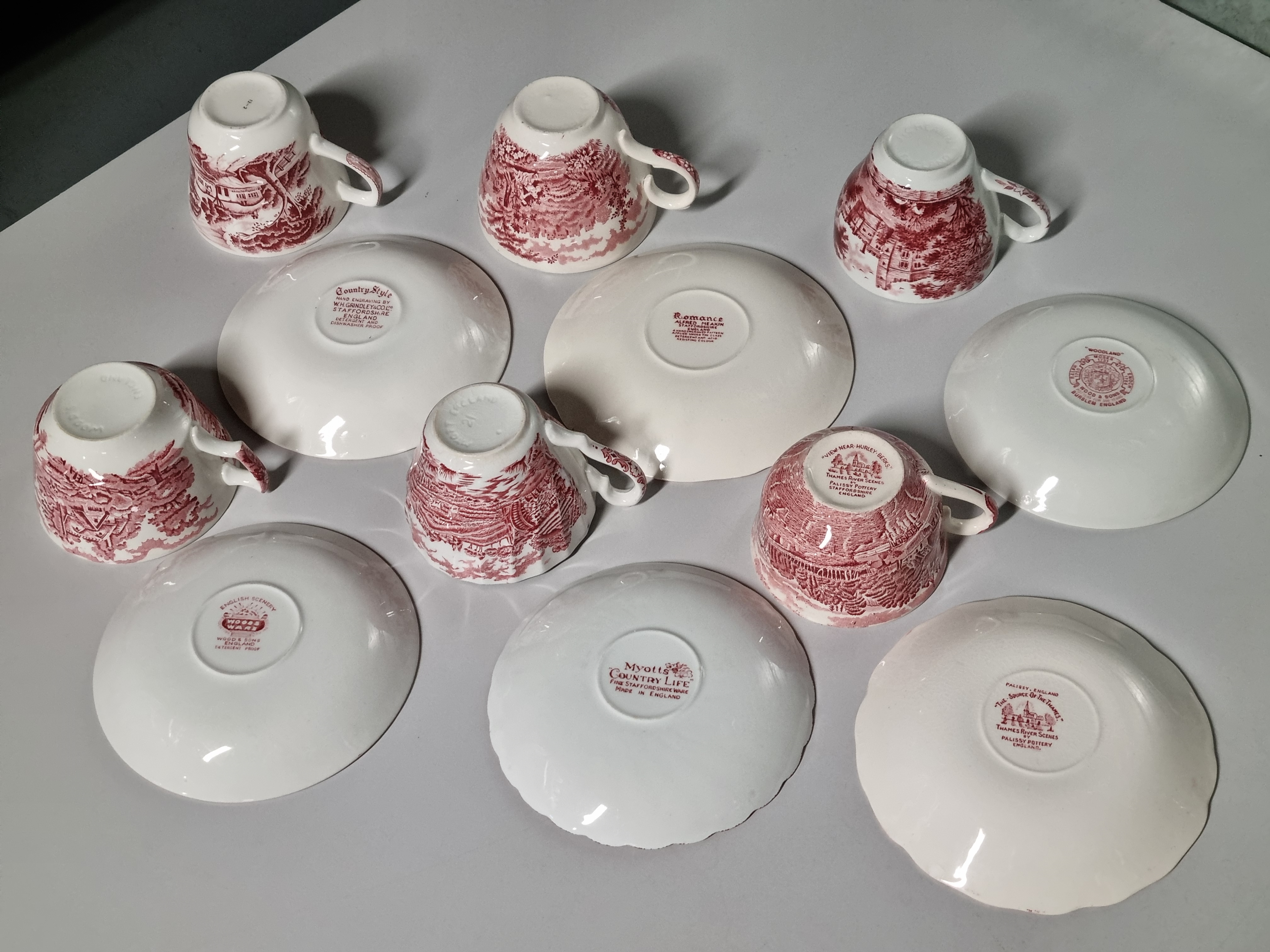 Engels rood Set 6x mix & match kop en schotel (rand met decor binnenin)