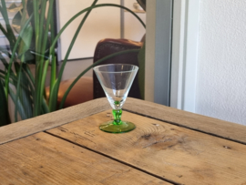 Vintage klein glas op voet groen