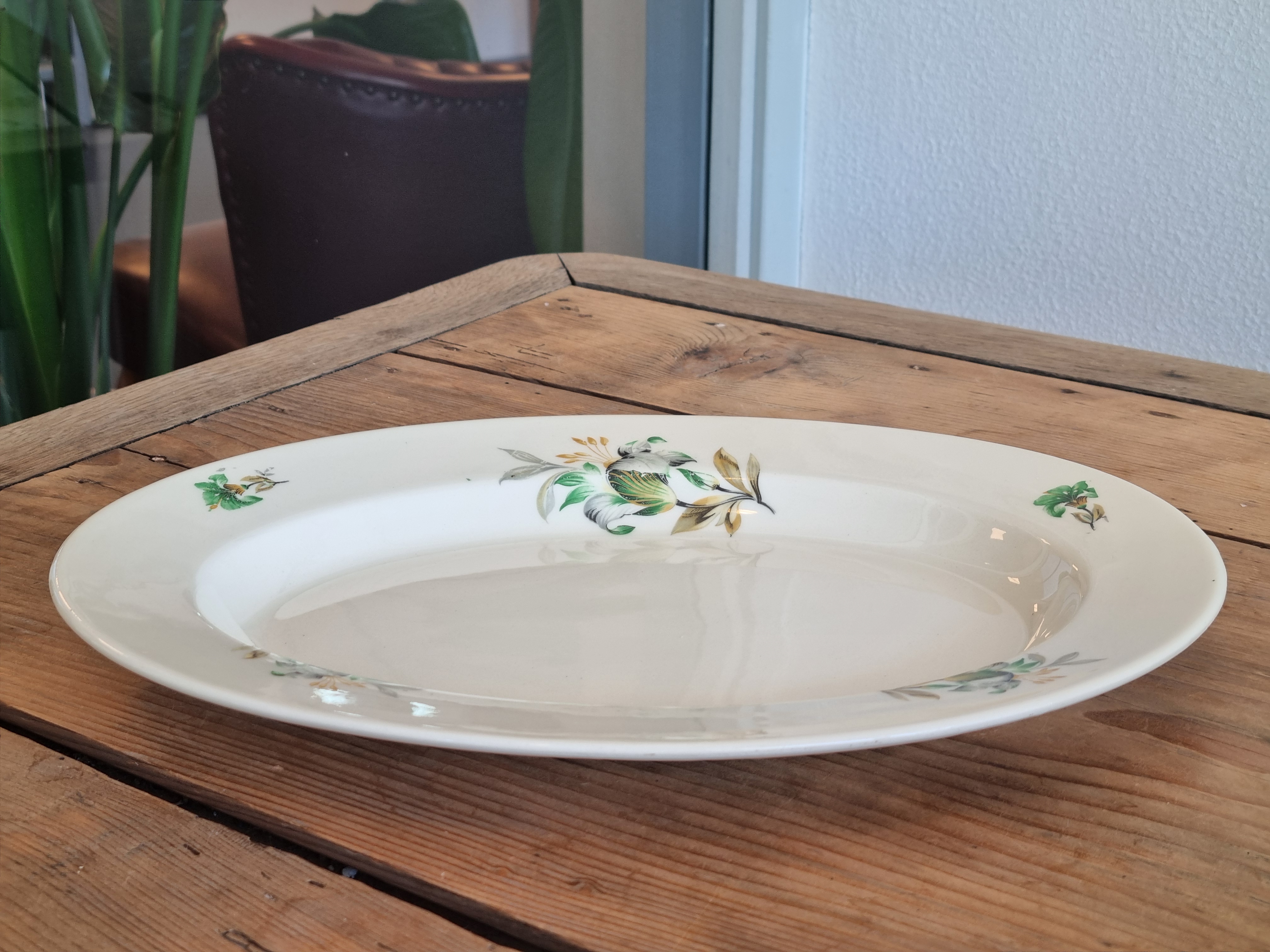 Petrus Regout ovale schaal lelie 34 cm