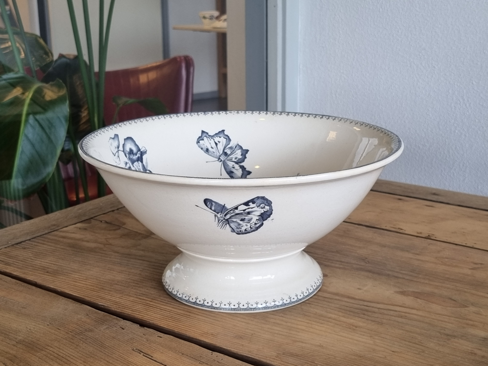 Petrus Regout Malaga blauw ronde schaal op voet 28,5 cm