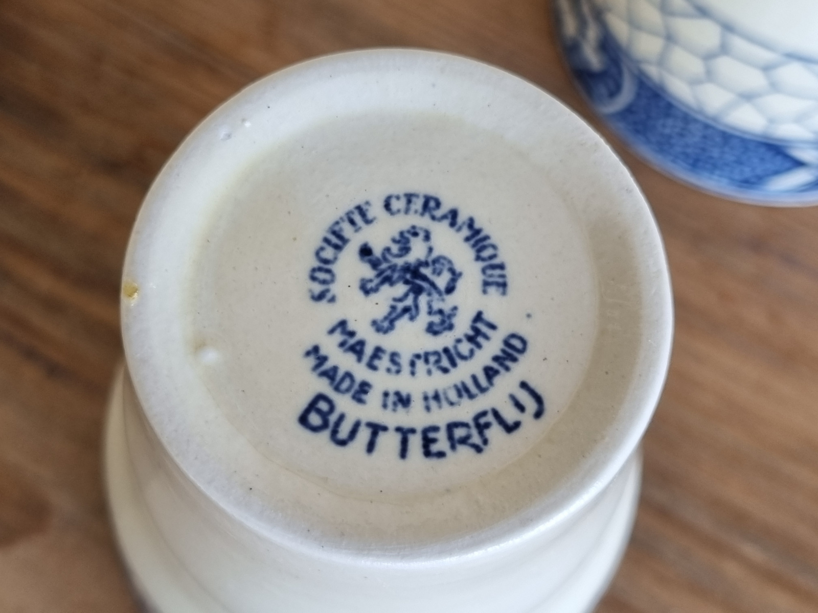 Societe Ceramique Butterflij kan nr. 1 met 5 bekers