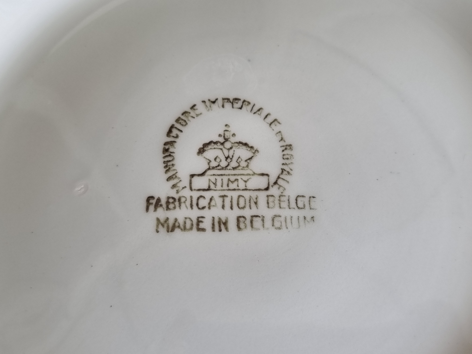 Nimy Belgium met Vogel Tazza op lage voet 22 cm