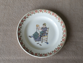 Frans Sarreguemines Enfants plat Bordje 14 cm (afb. kind mama op stoel)