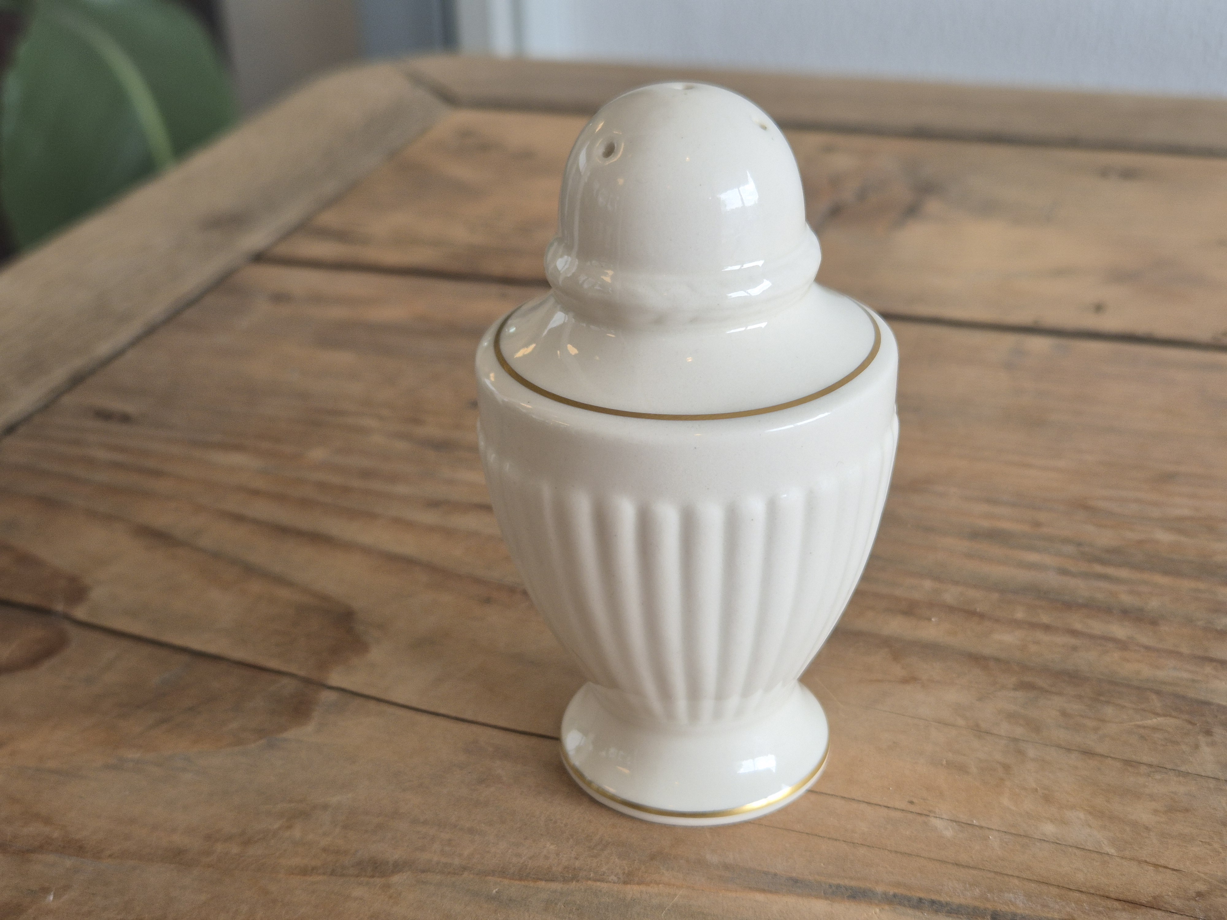 Wedgwood Edme Jubilee Goudrand Zoutvaatje 4 gaatjes