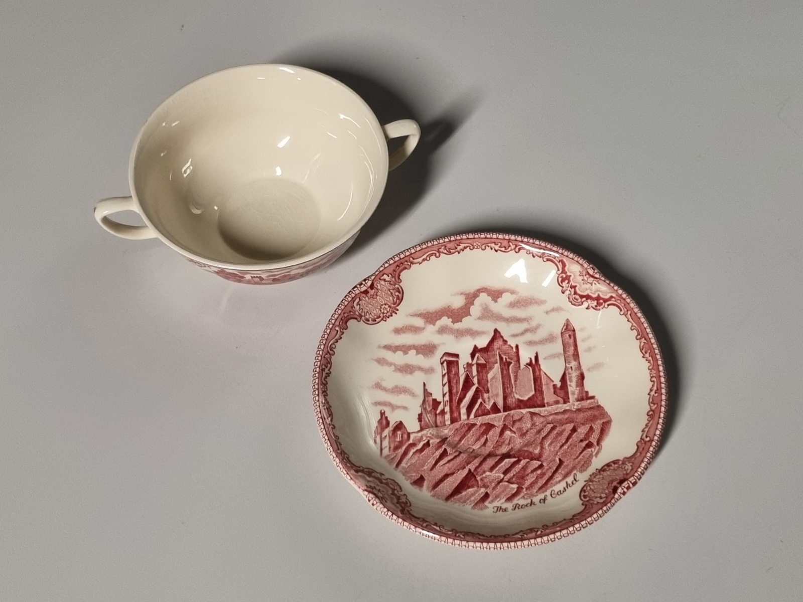 Engels rood Johnson Bros Old Britain Castles Soepkom met schotel (wit binnenin)