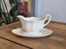 Wedgwood Queen Shape Sauskom op onderschotel