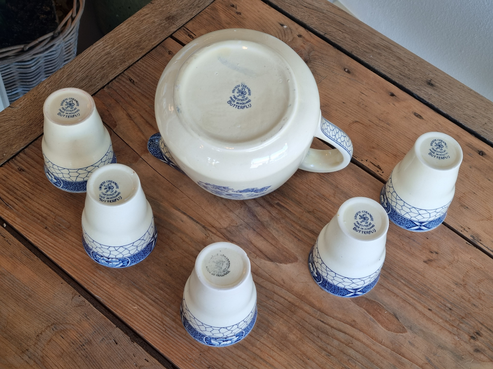 Societe Ceramique Butterflij kan nr. 1 met 5 bekers