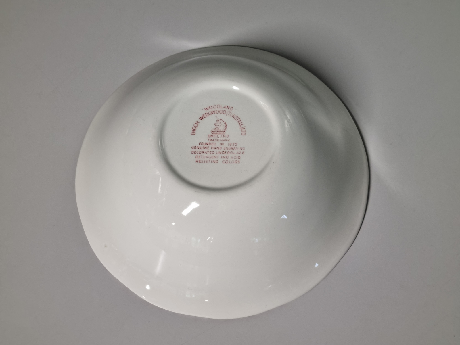 Engels rood Enoch Wedgwood Woodland hoge ronde schaal 21,5 cm