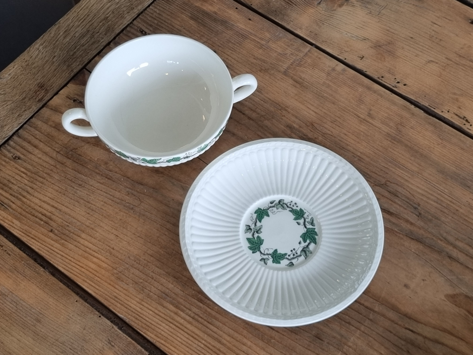 Wedgwood Stratford Soepkom met schotel