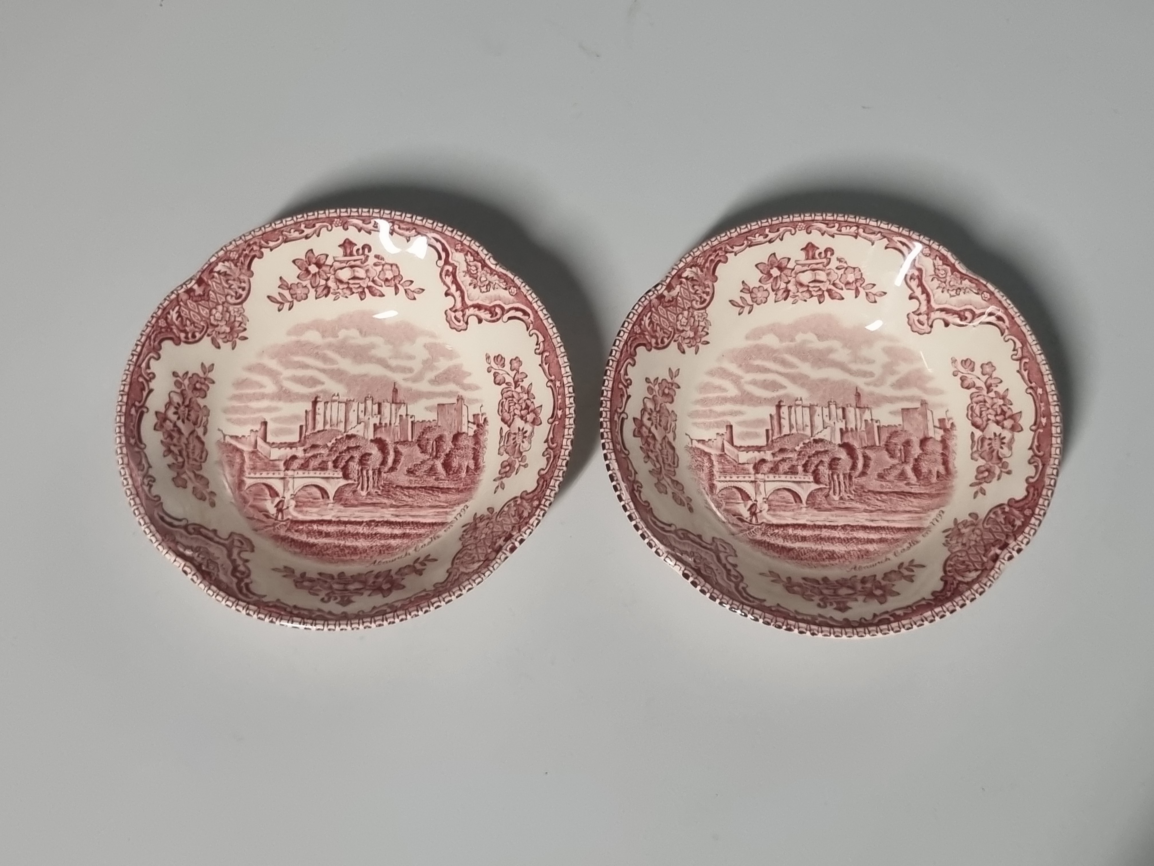 Engels rood Johnson Bros Old Britain Castles set 2x Schaaltje 12,5 cm