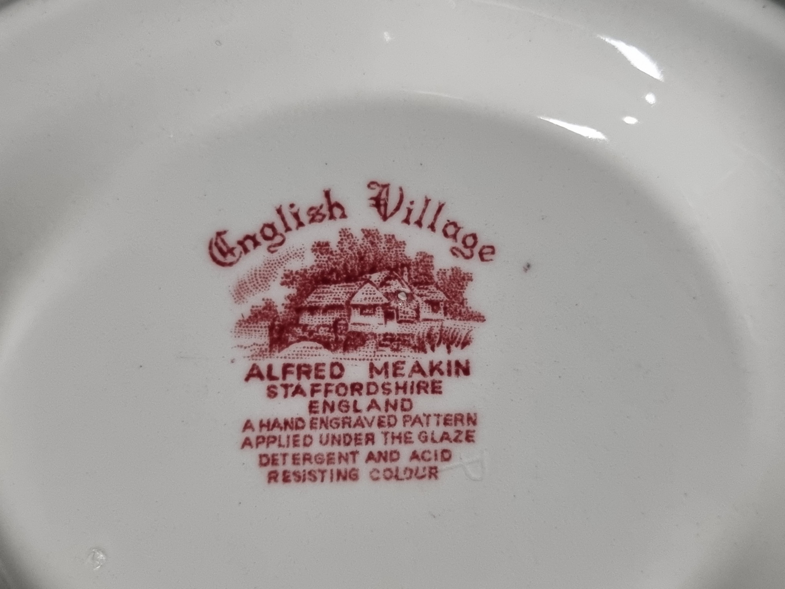 Engels rood Alfred Meakin English Village sauskom op vaste onderschotel