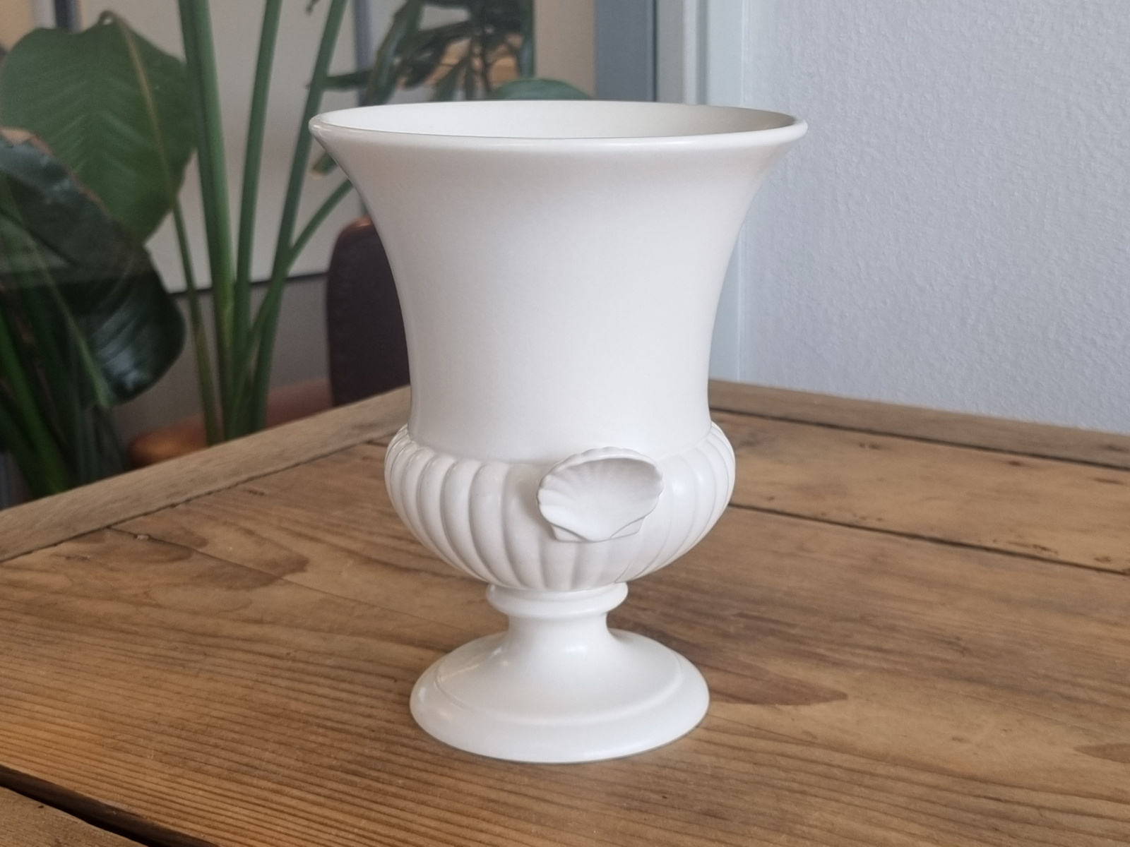 Wedgwood Edme Vaas op voet met oren (mat) 17 cm