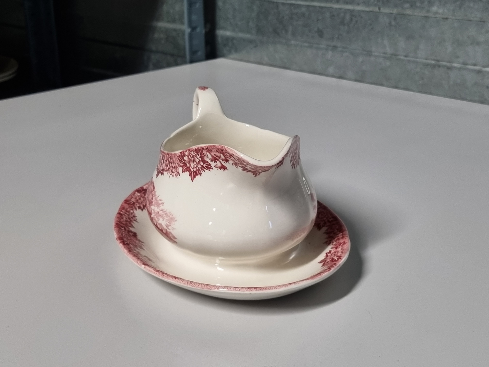 Engels rood Alfred Meakin English Village sauskom op vaste onderschotel
