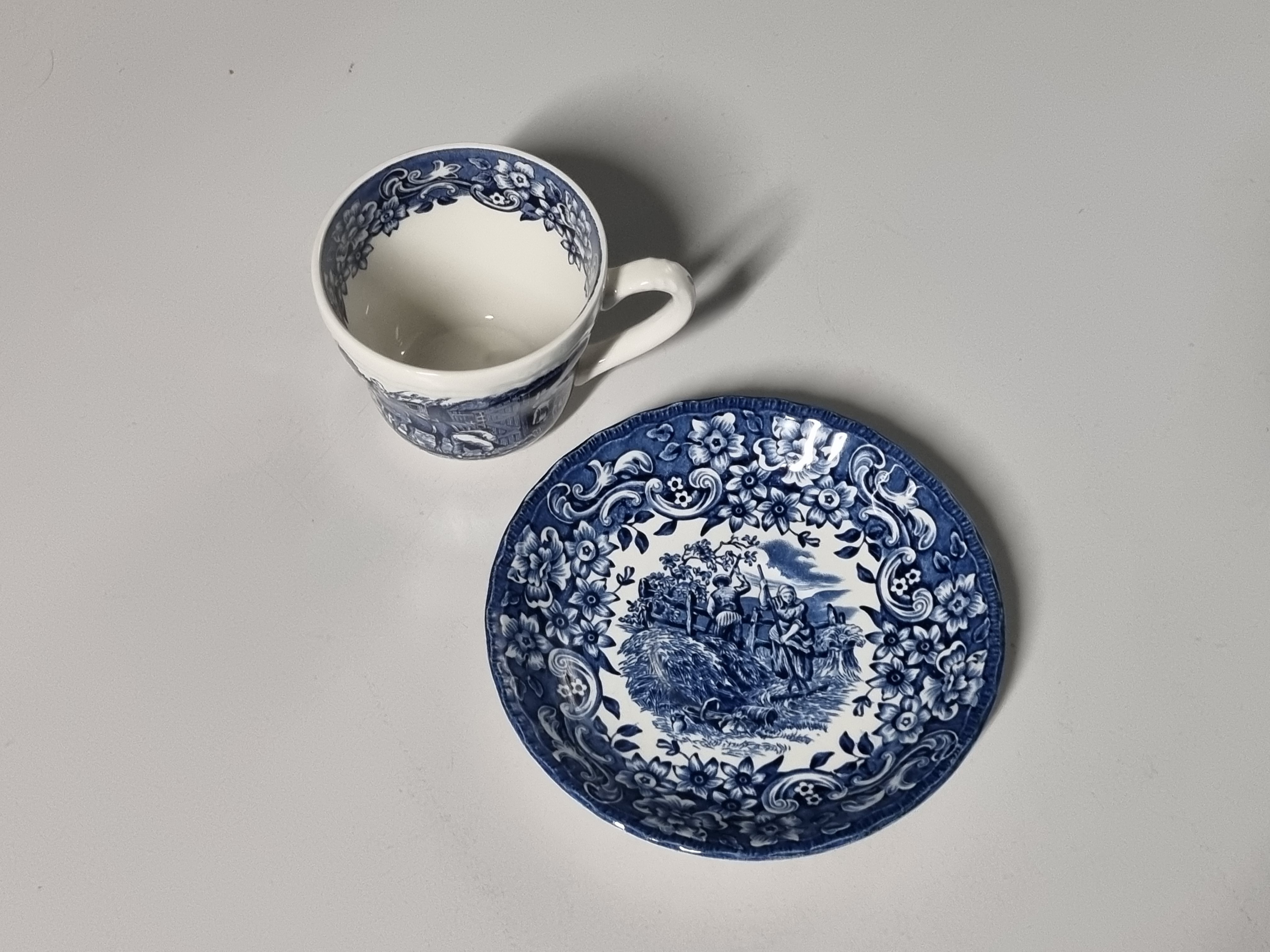 Engels blauw 17th Century England Royal Tudor Ware Staffordshire kop en schotel (rond oortje)