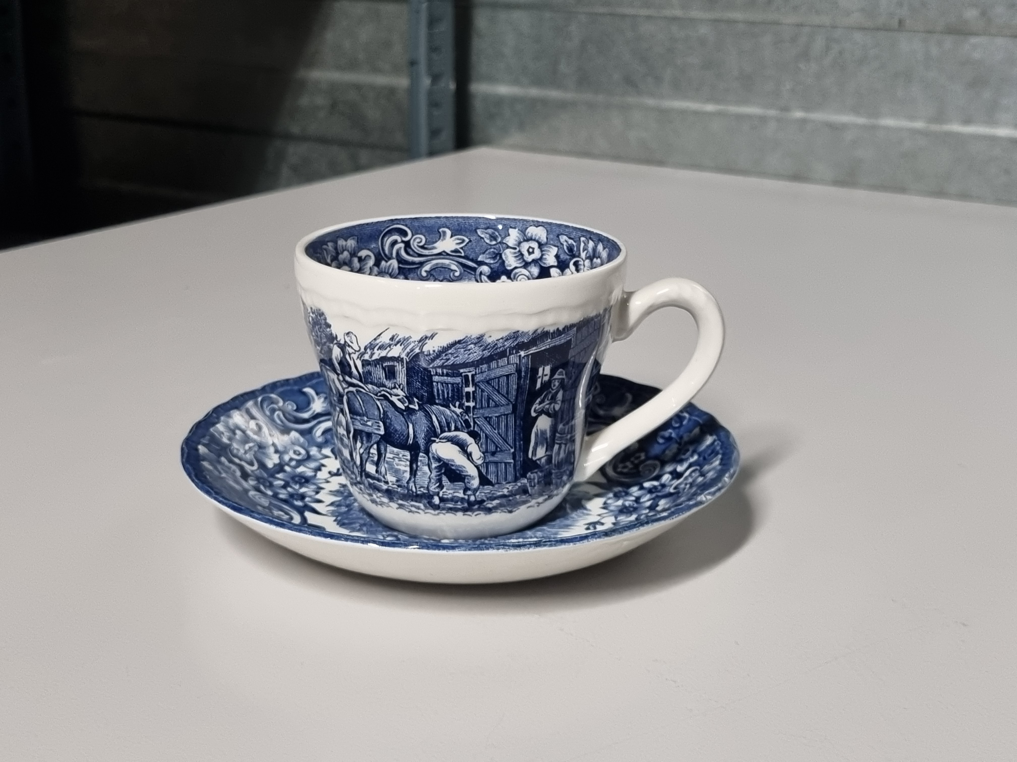 Engels blauw 17th Century England Royal Tudor Ware Staffordshire kop en schotel (rond oortje)