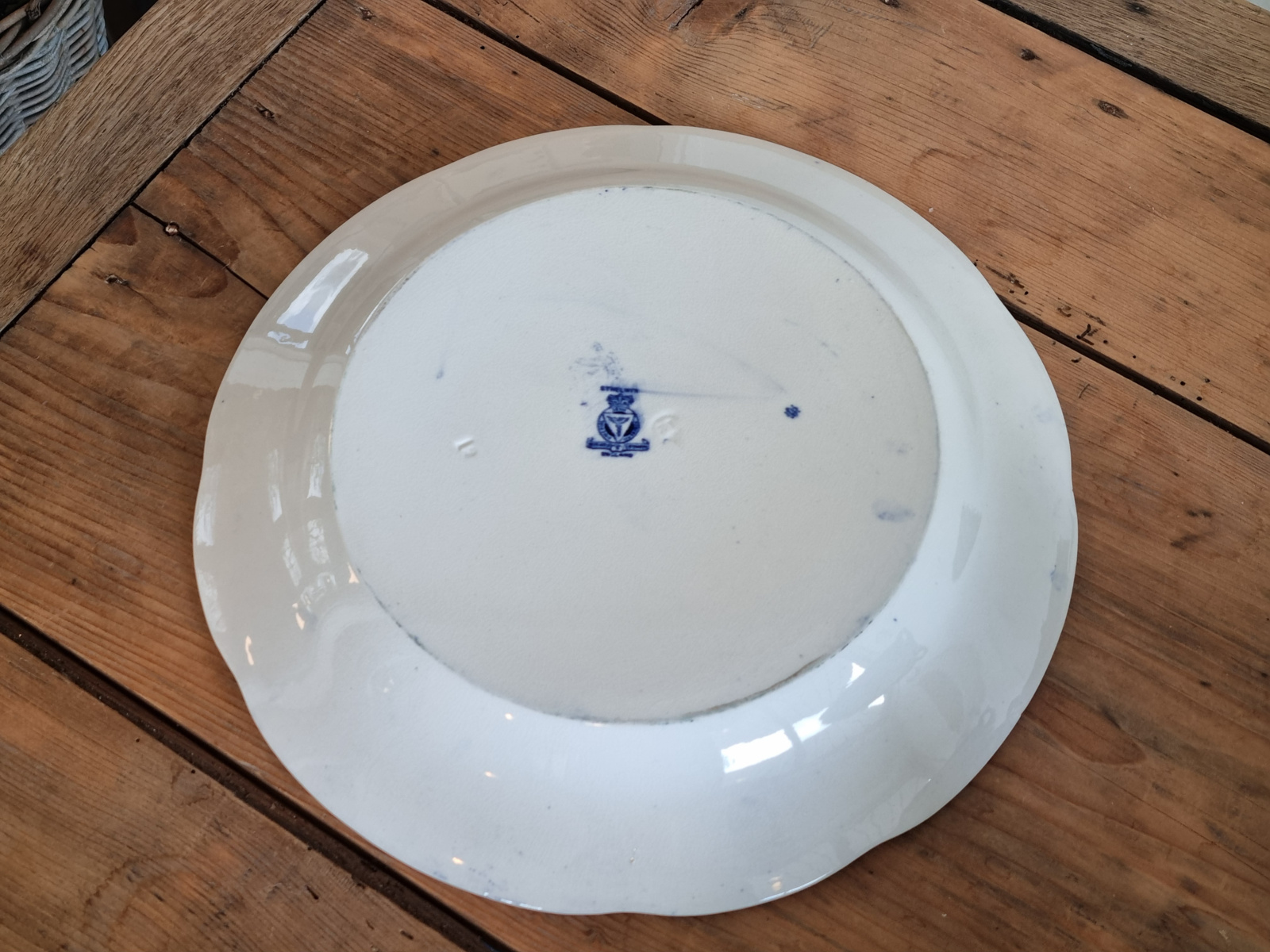 Engels blauw Ethelwyn Bishop & Stonier rond serveerbord groot 33,5 cm