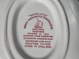 Engels rood Enoch Wedgwood Woodland Sauskom op vaste onderschotel