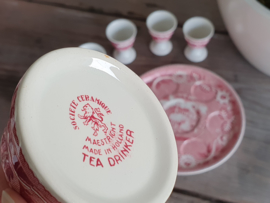 Tea Drinker rood Societe Ceramique. Eierdopset compleet met org. zoutvaatje