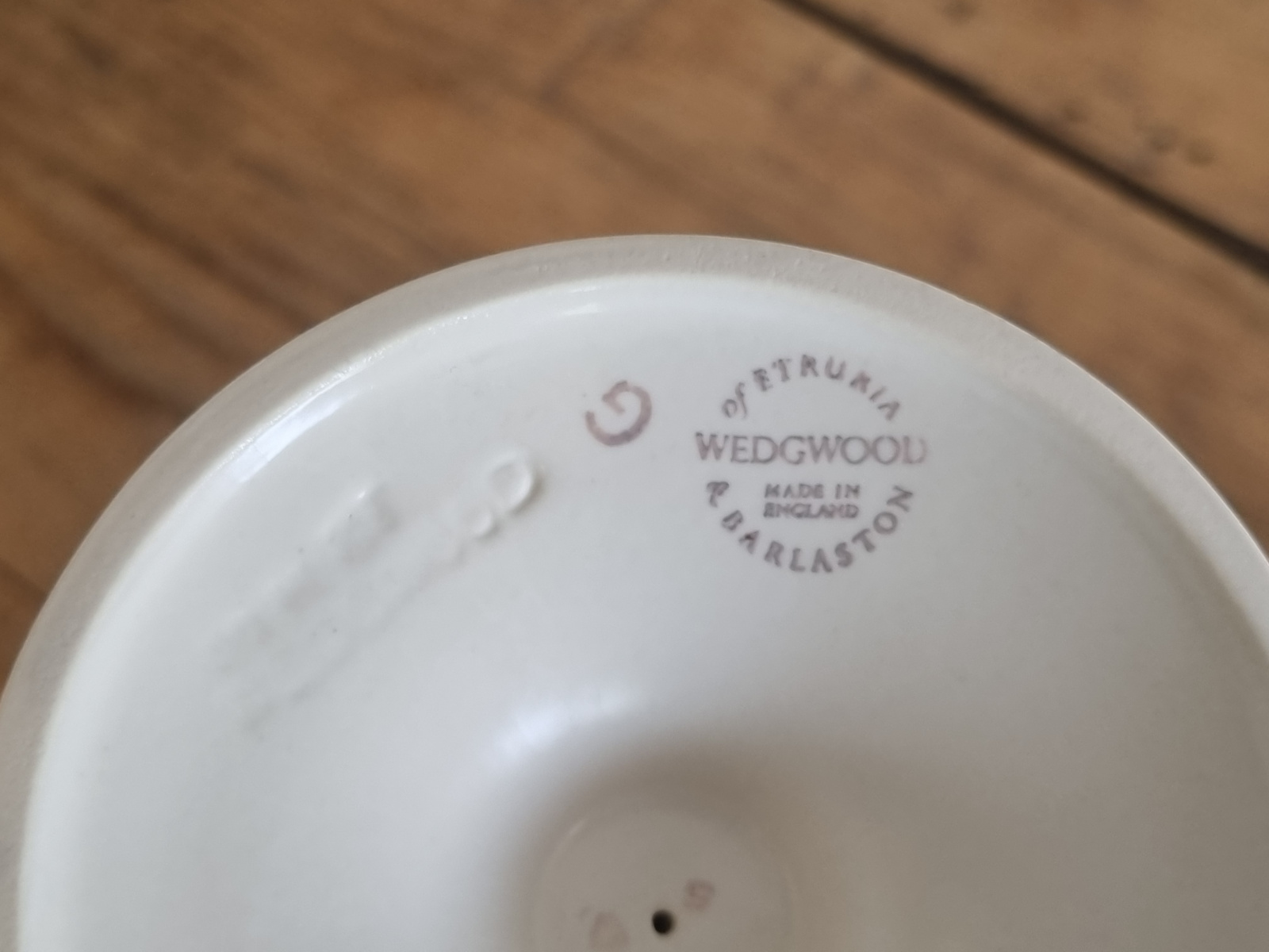 Wedgwood Edme Vaas op voet met oren (mat) 17 cm